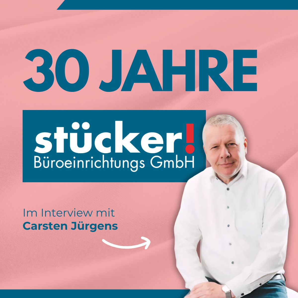 Carsten Jürgens lächelt in die Kamera, daneben steht der Schriftzug ‚30 Jahre stücker, im Interview mit Carsten Jürgens‘ – Jubiläum des Büroeinrichters in Kiel.